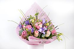 Μπουκέτο λουλουδιών,με φρέζιες,λυσίανθους,τριαντάφυλλά,wax flower.