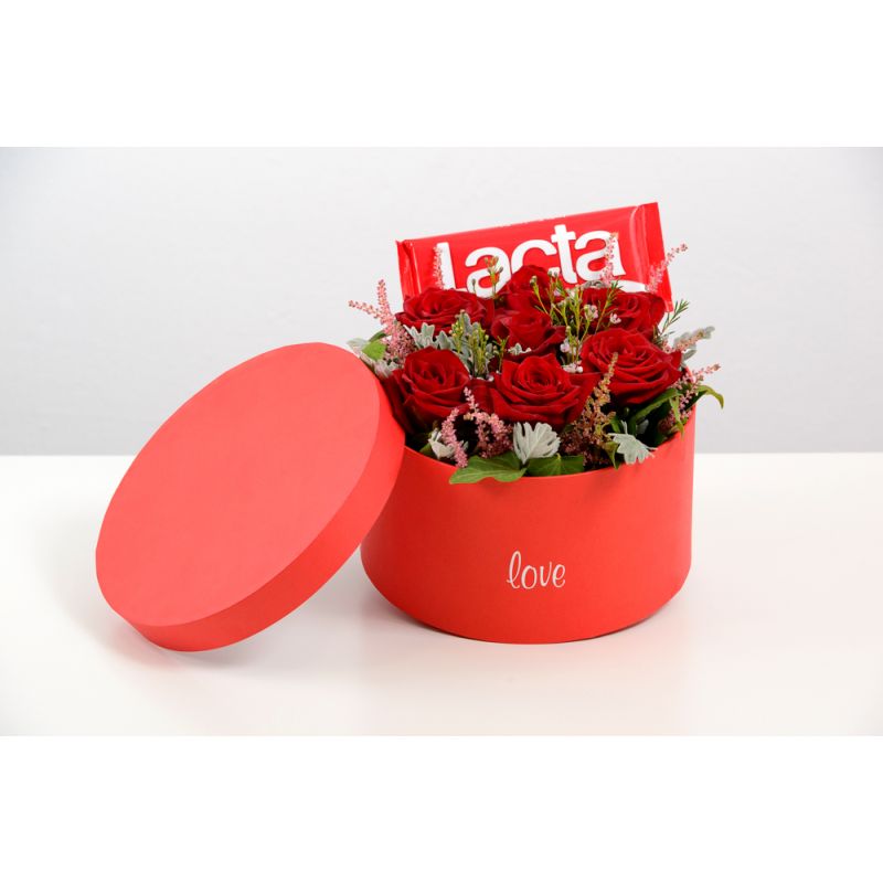 Τριαντάφυλλα κόκκινα,σε κουτί Love,και σοκολάτα Lacta.
