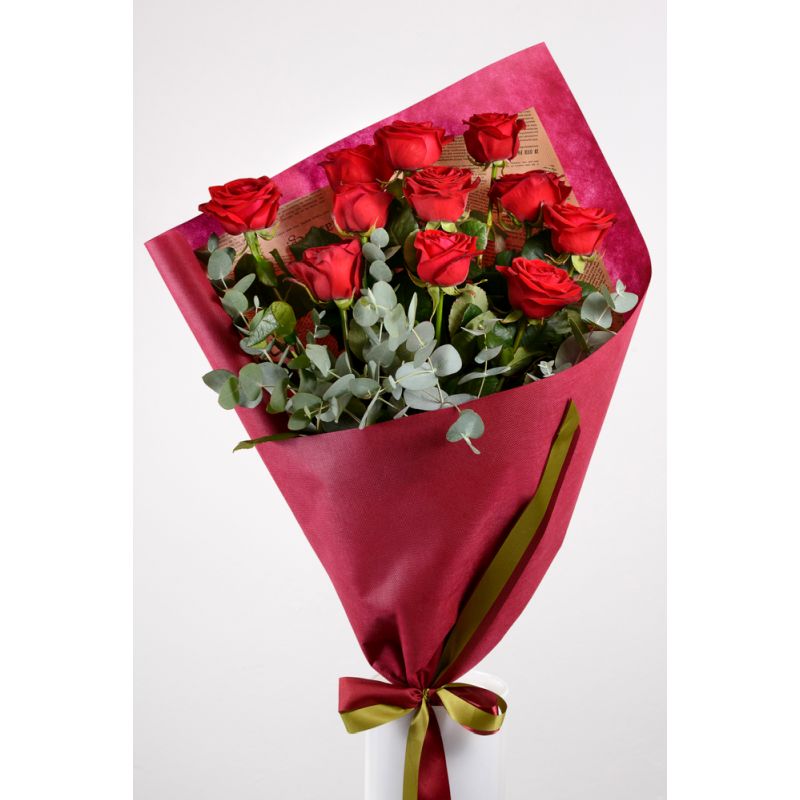11 Βελούδινα Red Naoumi τριαντάφυλλα, σε ανθοδέσμη. 