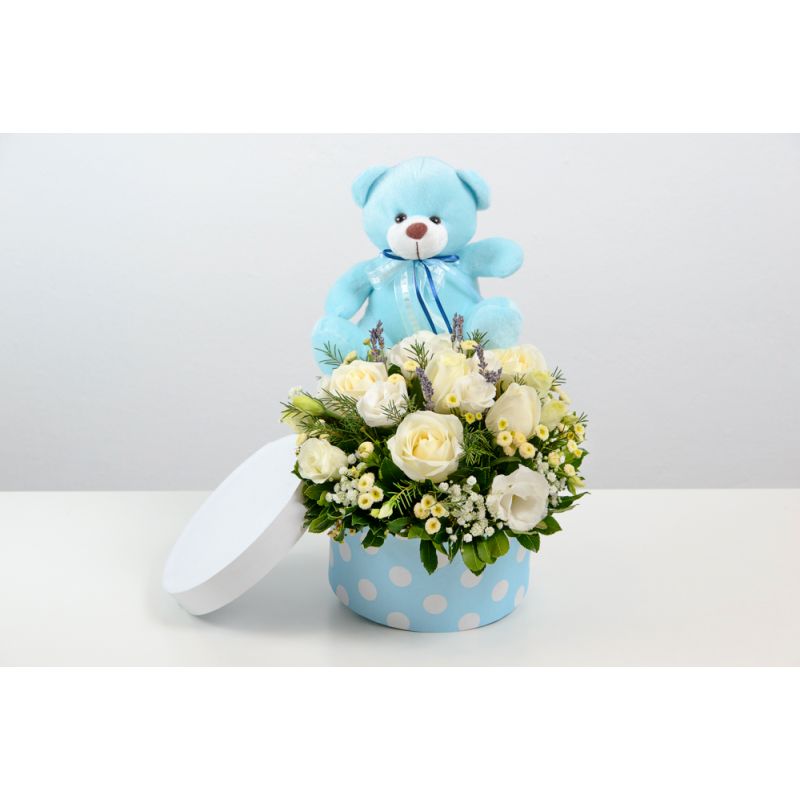 Σύνθεση λουλουδιών, σε πουά γαλάζιο κουτί,με αρκουδάκι λούτρινο.