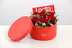 Τριαντάφυλλα κόκκινα,σε κουτί Love,και σοκολάτα Lacta.