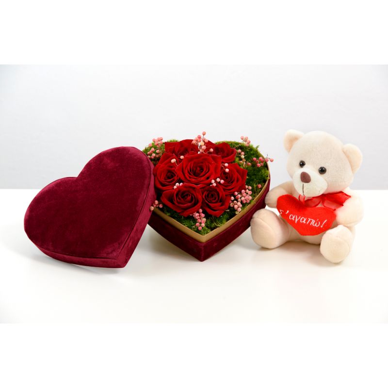 Κόκκινα τριαντάφυλλα,σε βελούδινη καρδιά,και λούτρινο αρκουδάκι.