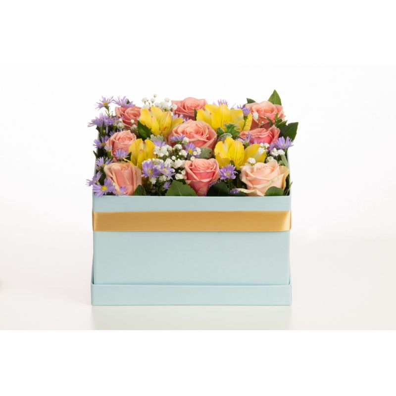 Σύνθεση λουλουδιών σε κουτί.