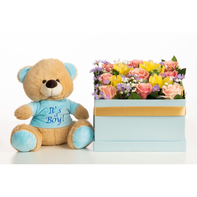 Σύνθεση λουλουδιών σε κουτί,με λούτρινο αρκουδάκι.