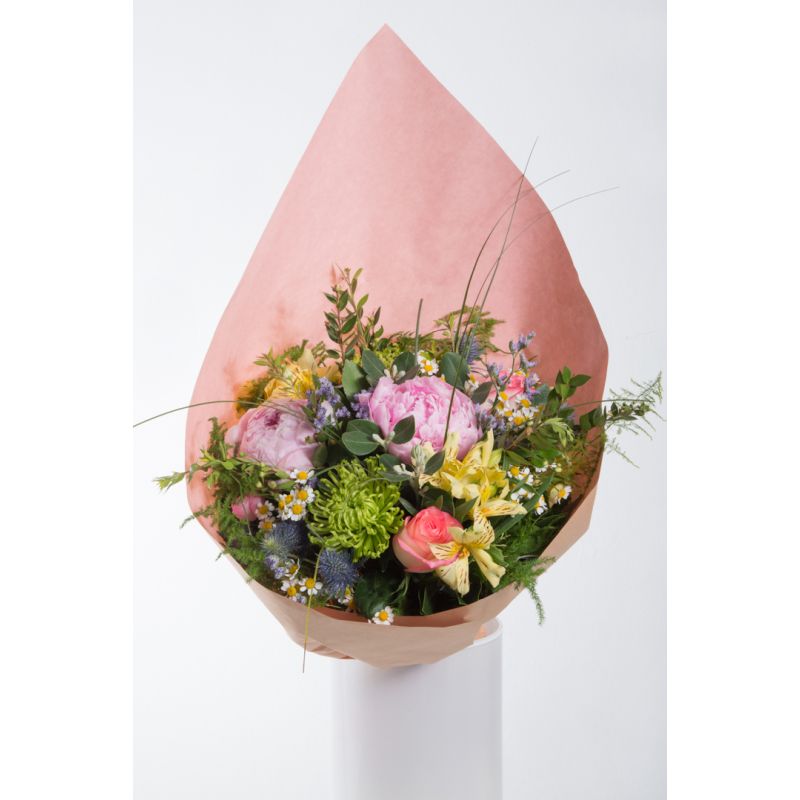 Μπουκέτο λουλουδιών, με πεώνιες, sam rock, αστρομέριες και τριαντάφυλλα.