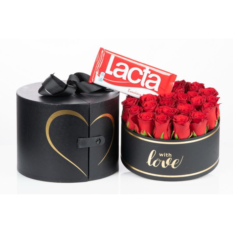 Κουτί με τριαντάφυλλα, και σοκολάτα Lacta.
